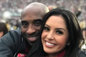 愤怒！科比离世仅6个月，瓦妮莎便接受男性玫瑰花，且甜蜜互动图片