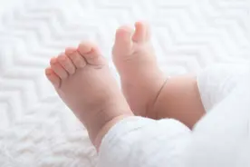 新生儿抽搐的症状有哪些？原来“蹬腿”也是抽搐的表现视频封面