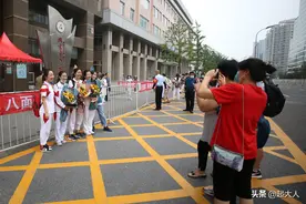 2020年北京高考落下帷幕！家长齐送向日葵图片