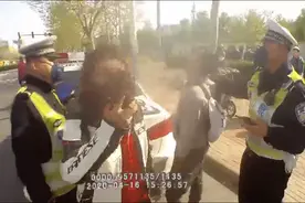 自称粉丝百万，遮挡号牌女子被查后踢打民警，判了图片
