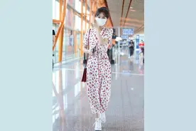 李菲儿身材确实好，收腰碎花裙也能穿得"松垮垮"，瘦得让人羡慕图片