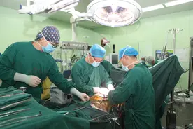 患冠心病九载，曾置入8枚支架，病情每况愈下，心外专家6小时成功“换心”图片
