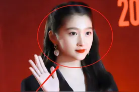 关晓彤重返母校参加校庆，失去了瘦腿特效后，这腿我没眼花吧？图片