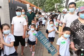 郑州幼儿园开学场景：看的见笑脸 没有”哇“声一片  图片