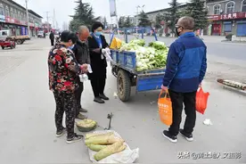 疫情好转，60岁农村大爷出村卖白菜，卖一半扔一半有点心疼图片