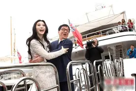 成龙不顾场合当众“揩油”欧阳娜娜，网友看后直言：披着羊皮的狼图片
