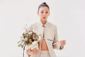 李孝利身穿黑色小短裙，一双迷人长腿，霸气性感惹人爱图片