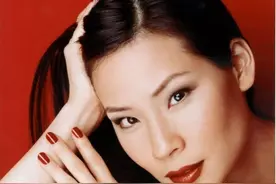 霹雳娇娃刘玉玲：与众不同的单亲妈妈，51岁陪儿子过5岁生日图片