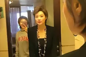 瘦了一圈的袁立又想起打扮了，化浓妆好明艳，妆容打造的用心图片