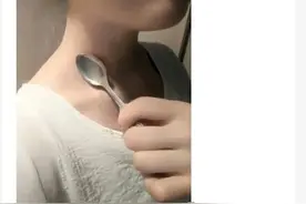 “老婆出差，视频通话时一直拿着勺子”这是什么意思？哈哈哈哈哈图片