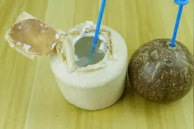 椰子怎么打开？教你几个小诀窍，不用劈开椰子就可以喝到果汁视频封面