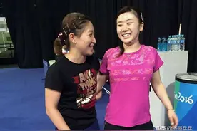 刘诗雯福原爱相爱相杀，站在一起比身高，福原爱：你穿的袜子太厚图片