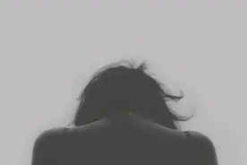 为了孩子，女子离婚后仍和前夫同住！10年后却得知房子早被送给了“她”图片
