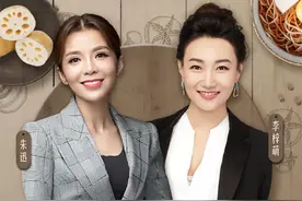 央视女主持朱迅拿抱枕垫在屁股底下，联手李梓萌创8012万纪录图片