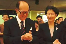 李嘉诚女友罕露面，身家120亿打扮却很朴素，同框何超琼气场不输图片