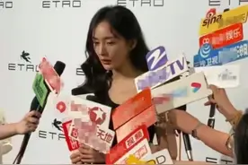 没打光没修图，这才是杨幂的真实样，脸上胶原蛋白流失手臂肉松图片