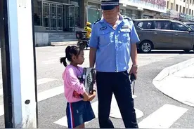 小女孩考完试提前放学，家长粗心忘记接回家！梅河口交警一路护送图片