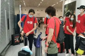 泪目！朱婷手腕仍缠纱布，保守治疗报答郎平，奥运会后或进行手术图片