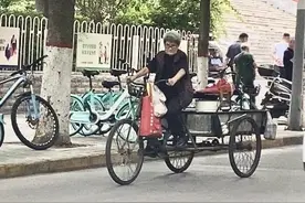 宝鸡老奶奶卖煎饼到深夜 85岁仍选择活成自己的“色彩”图片