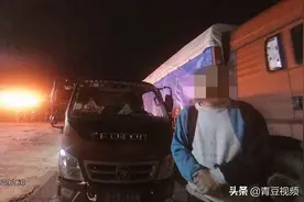 太危险了！货车司机深夜停车高速行车道，呼呼大睡了起来图片