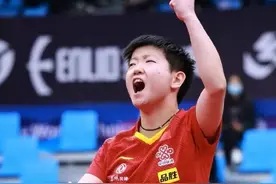 颁奖仪式隆重！刘国梁亲自颁奖，拍拍胳膊太可爱，莎莎在球台留名图片