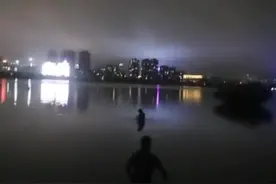 南昌艾溪湖大桥深夜一女子哭着走进湖中，巡逻路过的交警紧急救人图片
