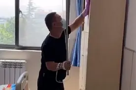 洁癖男子去医院看病，一手打吊瓶一手给医院搞卫生：我的爱好图片