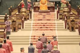 35年前山东女子“登基称帝”，还建立了后宫，招收4名少年为妃图片
