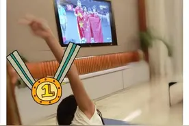 雷佳音8岁女儿近照曝光，卷发披肩大长腿亮眼，一字马比耶有活力图片
