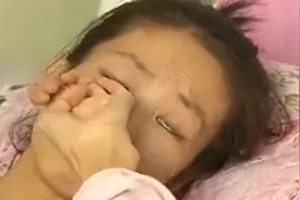 妻子身患绝症瘫痪在床，丈夫狠心送来寿衣，直言：不治了！纪录片图片