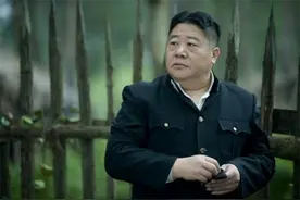 荧幕上演小角色，生活中的大孝子，54岁老来得女，将妻儿宠上天图片