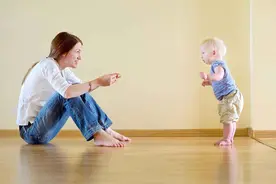 你家孩子先会说话还是先会走路，什么样的宝宝更聪明，妈妈有话说图片