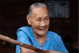 河南老太太去看病，体检时露出胳膊惊动了警察，才知她是抗战英雄图片