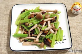 自带“感叹号”的蟹味菇怎么吃？和核桃烹调，美味的爽口小菜图片