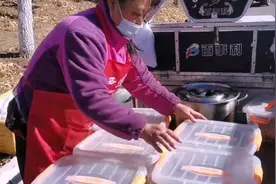 山东大姐路边卖盒饭，6元一份，客人吐槽菜不硬，被回怼吃石头去图片