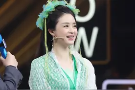 蒋欣再扮七仙女造型挺美，穿西装却成“蒋大壮”，肩宽到底该咋穿图片