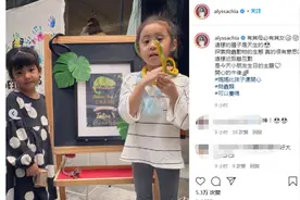 贾静雯5岁的女儿身上缠着2条蛇！两眼视力差六百度，戴眼镜仍秀气图片