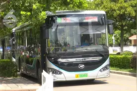 公交司机一拳打向乘客？因为这两件事……图片