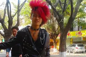 还记得2006年的“杀马特”少年罗福兴？如今他疯狂褪去，归于平淡图片