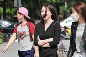 抖音“微胖女神”火了，经典纯黑连衣裙，网友：走不动路了图片