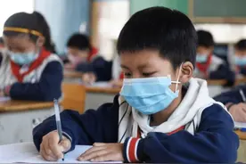 “请倒数第1名家长上台”，家长三句话回怼，让老师陷入沉思图片
