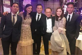 阿Sa与富豪男友十指紧扣逛街偶遇任达华，被问婚事甜笑回应图片
