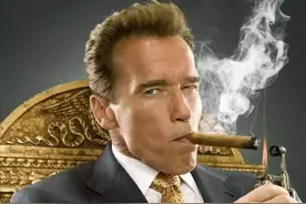 他是美国第一肌肉男，入赘肯尼迪家族当州长，晚年出轨自家保姆图片