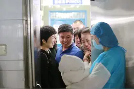 从护士手里接过新生儿的，最好不是这4类人，否则宝宝后期得遭罪图片