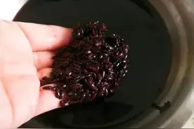 女子为补肾黑发每天吃黑米，坚持一段时间，结果会如愿以偿吗？图片