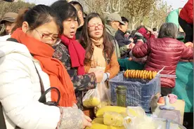陕北延安大姐在集市上卖老家特产：有一种小吃油馍馍，你吃过吗视频封面
