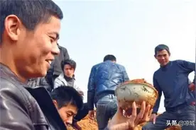 重庆公路下挖出古墓，墓内陪葬品被盗空，专家一摸墙壁：全部搬走图片