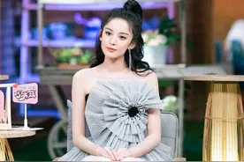 古力娜扎穿上碎花方块领上衣，搭黑色裤子，低调但挡不住美图片