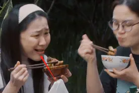 《向往5》金靖戏太多，肉还没嚼就大呼好吃，彭昱畅才是真捧场图片