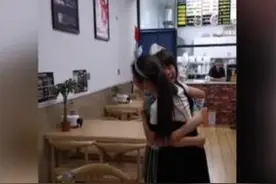 西安小学生吃饭偶遇三年未见闺蜜 小姐妹抱头痛哭成泪人图片